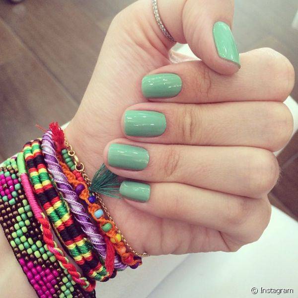 Com as unhas curtas e levemente arredondadas, Julia elegeu um tom de verde claro combinando com as pulseirinhas hippie